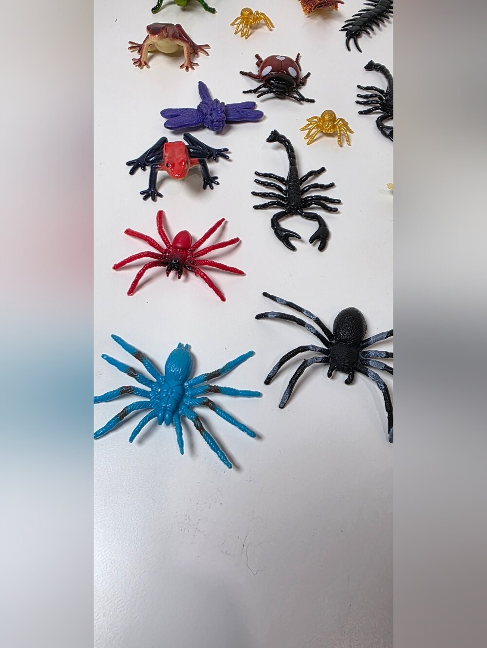 Mixed Color Frogs & Insect Lot - Picture 4 of 6